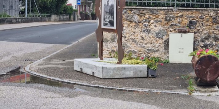 Panneaux d’affichage du village